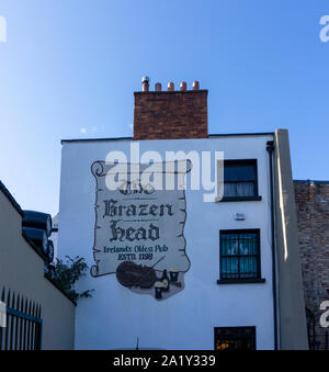 Das Zeichen auf der Brazen Head Pub, Dublin, Irland, stolz seine Abstammung zurück zu 1198 zu verkünden, als älteste der irischen Pub. Stockfoto