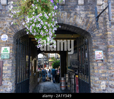 Der Eingang zum Innenhof des Brazen Head Pub in der Bridge Street, Dublin. Irlands älteste Pub. Stockfoto