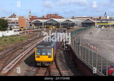 Arriva Northern Rail Class 142 pacer Zug + Klasse 150 Sprinter Abflug von Southport Bahnhof mit Merseyrail Züge in der Station Stockfoto