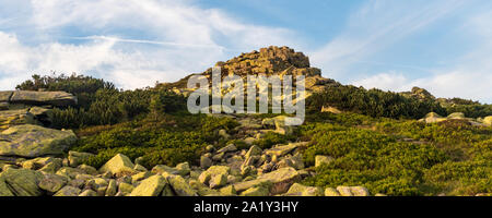 Rocky Violik Hügel im Riesengebirge auf tschechisch-polnischen Grenze im Sommer Abend Stockfoto