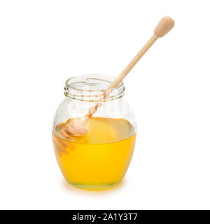 Biene Honig im Glas und Löffel aus Holz auf weißem Hintergrund. Stockfoto