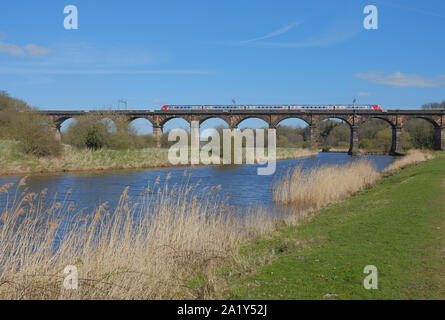 Personenzug Kreuzung Dutton Viadukt, einem Gebäude aus dem 19. Jahrhundert Eisenbahnviadukt über den Fluss Weaver in Cheshire, Großbritannien Stockfoto