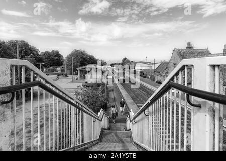 2 Arriva Northern Rail Class 142 pacer Züge bei burscough Brücke Bahnhof, mit Passagieren Verlassen des Zuges, Lancashire, Großbritannien Stockfoto