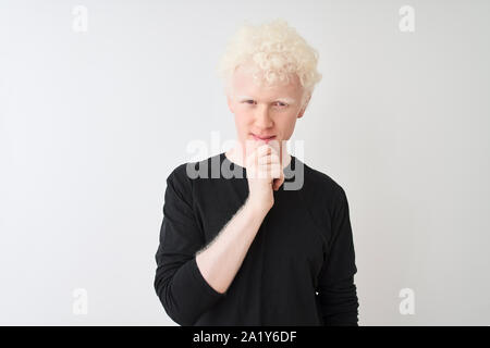 Junge albino blonder Mann in schwarzen T-Shirt stand über isoliert weißer Hintergrund in die Kamera schaut zuversichtlich mit Smile mit verschränkten Armen und Stockfoto