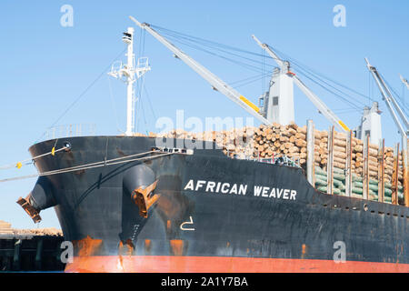 Tauranga Neuseeland - 21. September 2019; der Hafen von Tauranga Wharf mit log Schiff afrikanischen Weaver günstig neben Stockfoto