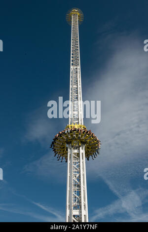 Free Fall Tower auf dem Oktoberfest 2019 Stockfoto