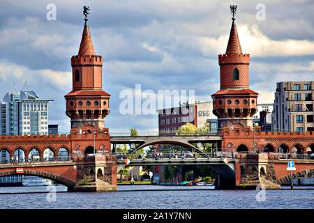 Berlin Deutschland. Sonntag, September 29, 2019 Oberbaumbrücke über die Spree in Berlin. Stockfoto