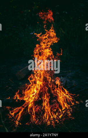 Feuer in der Natur. Bokeh aus dem Feuer. unscharfen Hintergrund. Raumansichten. Stockfoto