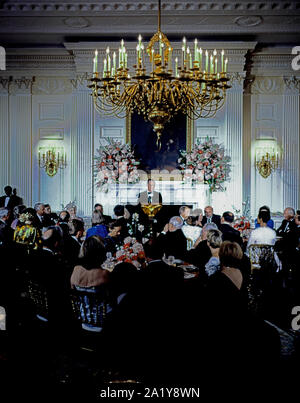 Washington DC, USA, 16. Juni 1992. Präsident George H.W. Bush Toast der russische Präsident Boris Jelzin während des Abendessen im Weißen Haus statt als Teil der offiziellen Staatsbesuch von Jelzin in die USA. Bush Erwähnung der Tatsache, dass im August 1991 Jelzin der Verteidigung der Demokratie aus der russischen Weißen Haus geführt hatte. Stockfoto