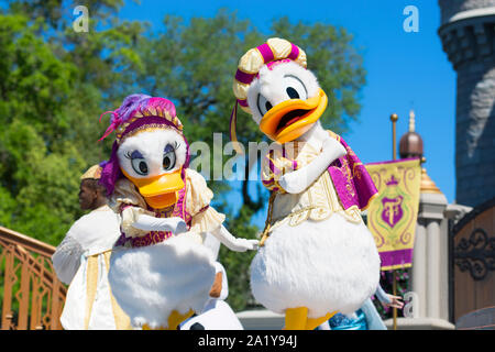 Daisy Duck und Donald Duck im Cinderella Castle, Magic Kingdom, Disney World, Orlando, Florida Stockfoto