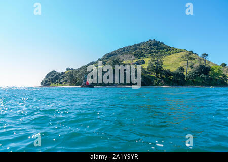 Basis der Sehenswürdigkeit Mount Maunganui mit Maori warrior Statue aus Wasser im Hafen von Tauranga. Neuseeland Stockfoto