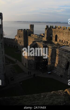 Caernarfon Castle mit Sonnenuntergang Kulissen Stockfoto