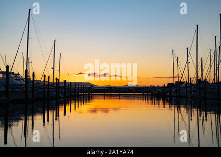 Masten über Boote gegen Himmel Farben der untergehenden Sonne. Stockfoto