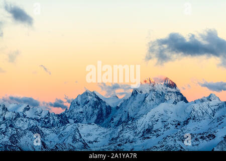 Berglandschaft im Herbst oder im Winter im Kaukasus ich Russland und Georgien. Bergrücken über Blau sonnigen Himmel, Russland Stockfoto