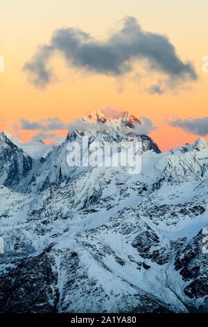 Berglandschaft im Herbst oder im Winter im Kaukasus ich Russland und Georgien. Bergrücken über Blau sonnigen Himmel, Russland Stockfoto