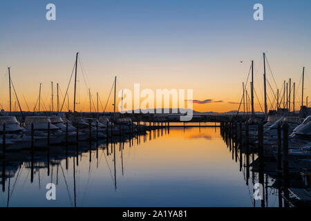 Masten über Boote gegen Himmel Farben der untergehenden Sonne. Stockfoto