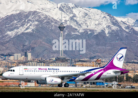 Milad Turm whit Airbus A320 Fluggesellschaft Meraj Stockfoto
