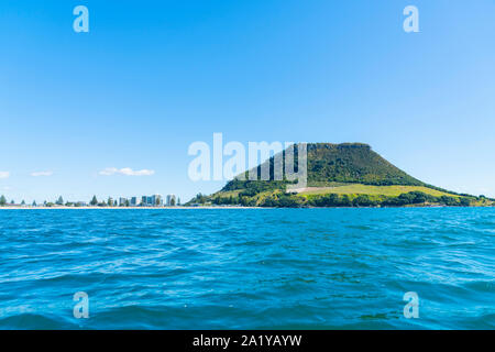 Mount Maunganui Wahrzeichen und Strand mit Apartment Gebäude in Tauranga Neuseeland. Stockfoto