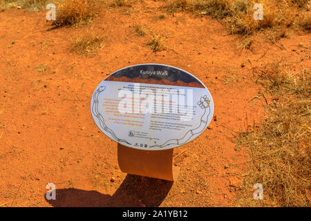 Uluru, Northern Territory, Australien - 24.August 2019: kuniya Spaziergang anmelden Uluru-Kata Tjuta National Park im australischen Outback. Diese Site ist Uluru ist Stockfoto