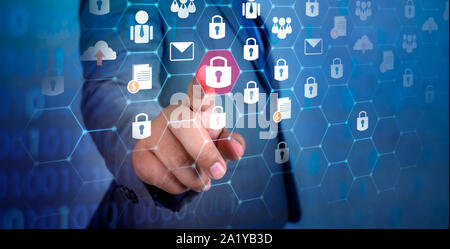 Taste auf virtuellen Bildschirm gedrückt mit Finger Global Security Network World Map Key Lock Security System abstract Technology World digital Link cyber s Stockfoto