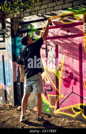 KKARKIV, UKRAINE Juli 30, 2019: ein Gefährte zieht hell Street Graffiti. Stockfoto