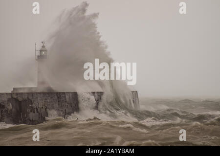 Newhaven, East Sussex, Großbritannien. September 2019..Sehr starker Südwestlicher Wind weht die Wellen im Ärmelkanal hoch und schafft spektakuläre Szenen. Stockfoto