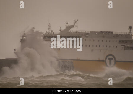 Newhaven, East Sussex, Großbritannien. September 2019..Sehr starker Südwestlicher Wind weht die Wellen im Ärmelkanal hoch und schafft spektakuläre Szenen. Stockfoto