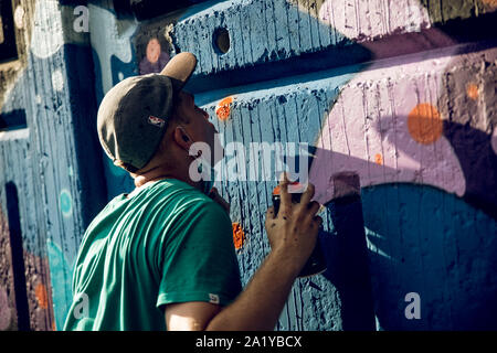 KKARKIV, UKRAINE Juli 30, 2019: ein Gefährte zieht hell Street Graffiti. Stockfoto