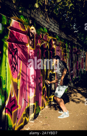 Charkow, Ukraine Juli 30, 2019: ein Gefährte zieht hell Street Graffiti. Stockfoto
