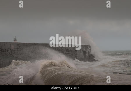 Newhaven, East Sussex, Großbritannien. September 2019..Sehr starker Südwestlicher Wind weht die Wellen im Ärmelkanal hoch und schafft spektakuläre Szenen. Stockfoto