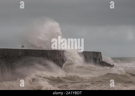 Newhaven, East Sussex, Großbritannien. September 2019..Sehr starker Südwestlicher Wind weht die Wellen im Ärmelkanal hoch und schafft spektakuläre Szenen. Stockfoto