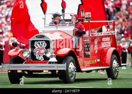 Madison, WI, USA. 28 Sep, 2019. Wisconsin firetruck Fahrten über das Feld vor dem NCAA Football Spiel zwischen dem nordwestlichen Wildkatzen und die Wisconsin Badgers in Camp Randall Stadium in Madison, WI. Wisconsin besiegt Nordwestlichen 24-15. John Fisher/CSM/Alamy leben Nachrichten Stockfoto