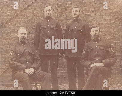 Edwardian Kabinett Karte vom Abt 1905 mit vier Metropolitan Police Officers in der hinteren Hof der Polizei Station Paddington, London. Stockfoto