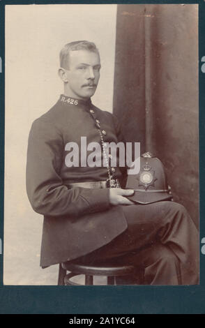 Viktorianische Kabinett Karte zeigt ein Britischer Polizist setzte sich seine Polizei Helm. Kragen Nr. R 426 Stockfoto