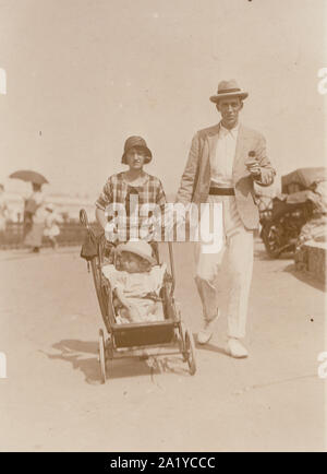 Vintage Lamberhurst, Kent photographische Postkarte zeigt ein 1920er/1930er paar Spaziergang entlang der Promenade, während ihre Tochter in einem Buggy/Kinderwagen. Stockfoto