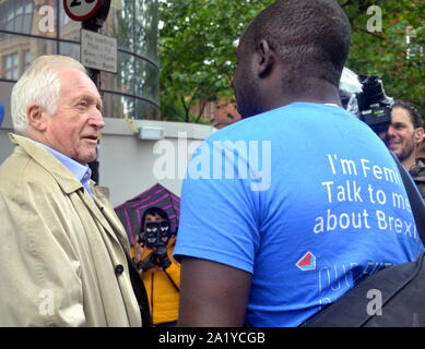 David Dimbleby, britischer Journalist und ehemaliger Moderator der Fragestunde Programm der BBC, vor dem Parteitag der Konservativen Partei, 2019 in Manchester, UK gesehen, interviewen Femi Oluwole, Britische politische Aktivist und Mitbegründer der pro-europäischen Union Befürwortung Gruppe, unsere Zukunft unsere Wahl. Stockfoto