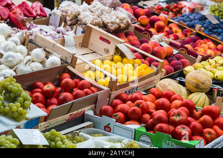 Ein Frame an kräftigen Farben auf dem Markt in Rovinj als lokal angebautem Obst und Gemüse sind an die Kunden verkauft. Stockfoto