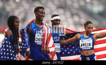 Die USA Courtney Okolo (links), Michael Kirsch, Allyson Felix und Wilbert London (rechts) feiern den Gewinn der 4 x 400 m Meter Gemischt abschließenden Staffellauf am Tag drei der IAAF Weltmeisterschaften am Khalifa International Stadium, Doha, Katar. Stockfoto