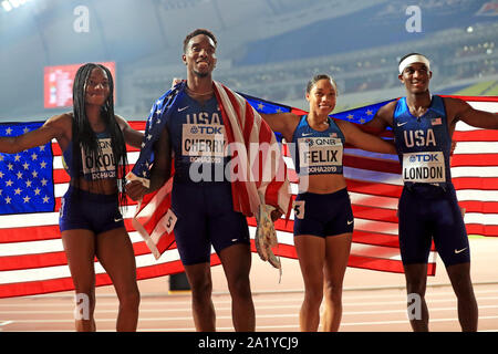 Die USA Courtney Okolo (links), Michael Kirsch, Allyson Felix und Wilbert London (rechts) feiern den Gewinn der 4 x 400 m Meter Gemischt abschließenden Staffellauf am Tag drei der IAAF Weltmeisterschaften am Khalifa International Stadium, Doha, Katar. Stockfoto