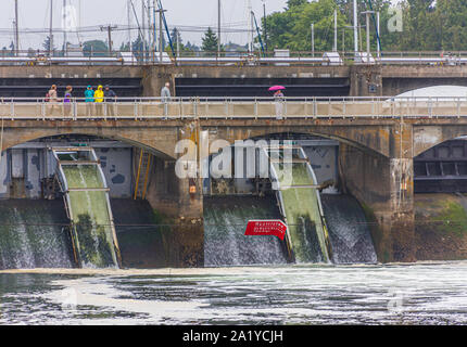 SEATTLE, Washington - Juli 2, 2019: Die Ballard Locks, ist ein Komplex von Schleusen am westlichen Ende der Salmon Bay, im Lake Washington Ship Canal, zwischen Pug Stockfoto