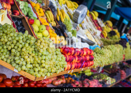 Frisches Obst aufgeschichtet hoch auf Regale auf einem Markt in Rovinj, Kroatien. Stockfoto