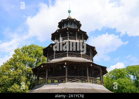 Restaurant und Biergarten an der hölzernen Chinesischen Turm im Englischen Garten Stockfoto