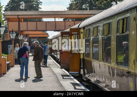 Gloucestershire, ENGLAND - SEPTEMBER 2019: Menschen auf dem Bahnsteig der Broadway-Station der Gloucestershire and Warwickshire Railway. Stockfoto