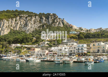 Insel CAPRI, ITALIEN - AUGUST 2019: Schöner Blick auf die Küste und den Hafen in der Nähe des Hafens auf der Insel Capri. Stockfoto