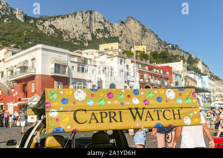 Insel Capri, Italien - AUGUST 2019: Sponsoren Werbung auf der Rückseite des ein Taxi am Hafen auf der Insel Capri. Stockfoto