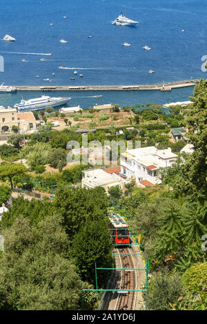 Insel Capri, Italien - AUGUST 2019: Zug auf der Standseilbahn auf der Insel Capri aufsteigend der Berg die Stadt Capri zu erreichen. Stockfoto