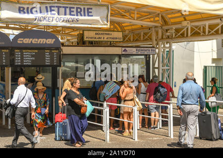 Insel Capri, Italien - AUGUST 2019: Leute Anstehen am Ticketschalter für Busse und Fähren im Hafen von Capri Stockfoto