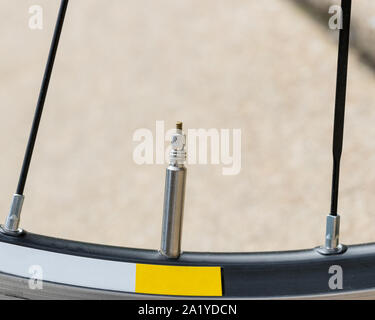 Closeup detail von Fahrrad Reifen Ventilschaft, presta Stil, in der geschlossenen Position auf einem Rennrad Rad Stockfoto