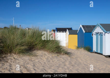 Umkleidekabinen am Strand vor blauem Himmel, Southwold, Suffolk, England Stockfoto