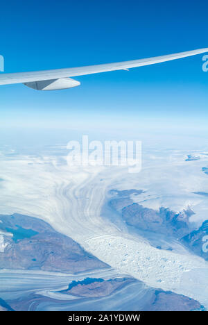 Antenne Landschaft Grönlands mit Gletscher und Schnee, Grönland, Vereinigtes Königreich Dänemark Stockfoto